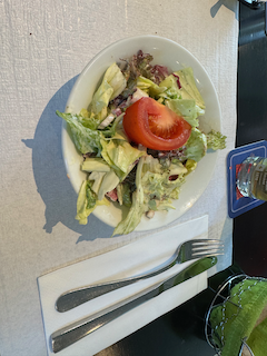 Ein Bild, das Teller, Essen, Tomate, Salat enthält.

Automatisch generierte Beschreibung