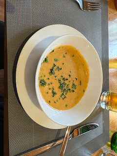 Ein Bild, das Teller, Geschirr, Suppe, Essen enthält.

Automatisch generierte Beschreibung