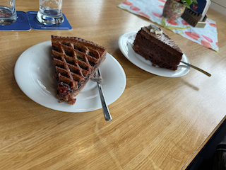 Ein Bild, das Tisch, Geschirr, Snack, Backwaren enthält.

Automatisch generierte Beschreibung