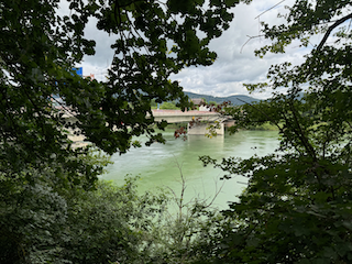 Ein Bild, das draußen, Baum, Wasser, Himmel enthält.

Automatisch generierte Beschreibung