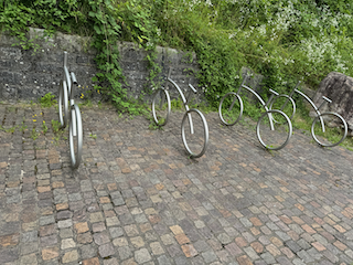 Ein Bild, das draußen, Fahrradreifen, Gelände, Rad enthält.

Automatisch generierte Beschreibung