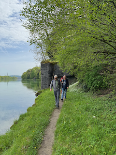 Ein Bild, das draußen, Gras, Baum, Wasser enthält.

Automatisch generierte Beschreibung