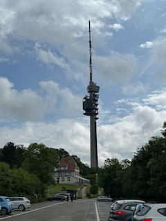 Ein Bild, das draußen, Himmel, Wolke, Auto enthält.

Automatisch generierte Beschreibung