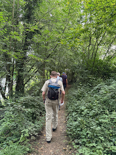 Ein Bild, das draußen, Kleidung, Wandern, Person enthält.

Automatisch generierte Beschreibung