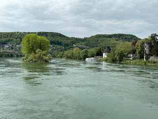 Ein Bild, das draußen, Wasser, Himmel, Baum enthält.

Automatisch generierte Beschreibung