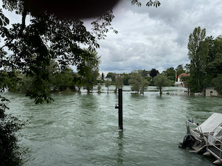 Ein Bild, das draußen, Wolke, Baum, Wasser enthält.

Automatisch generierte Beschreibung