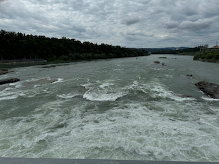 Ein Bild, das draußen, Wolke, Wasser, Gewässer enthält.

Automatisch generierte Beschreibung