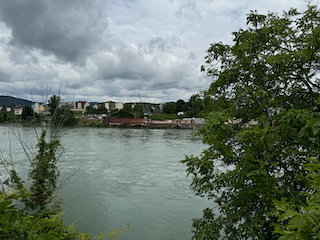 Ein Bild, das draußen, Wolke, Wasser, Himmel enthält.

Automatisch generierte Beschreibung