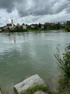 Ein Bild, das draußen, Wolke, Wasser, Himmel enthält.

Automatisch generierte Beschreibung