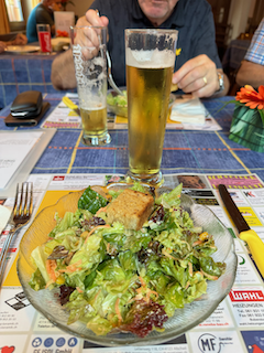 Ein Bild, das Drink, Essen, Person, Tisch enthält.

Automatisch generierte Beschreibung