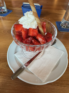 Ein Bild, das Erdbeere, Nachspeise, Milchprodukte, Tisch enthält.

Automatisch generierte Beschreibung