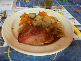 Ein Bild, das Essen, Platte, Tisch, Teller enthält.

Automatisch generierte Beschreibung