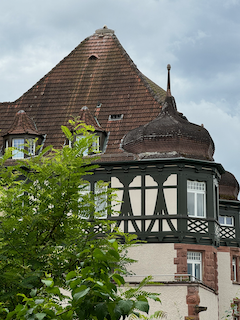 Ein Bild, das Gebäude, draußen, Fenster, Wolke enthält.

Automatisch generierte Beschreibung