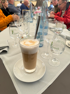 Ein Bild, das Getränk, Essen, Trinkgefäß, Tisch enthält.

Automatisch generierte Beschreibung