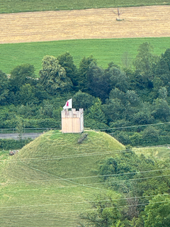 Ein Bild, das Gras, draußen, Baum, Berg enthält.

Automatisch generierte Beschreibung