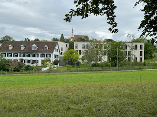 Ein Bild, das Gras, draußen, Wolke, Himmel enthält.

Automatisch generierte Beschreibung