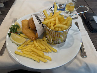 Ein Bild, das Pommes frites, Essen, Tisch, Frittierte Lebensmittel enthält.

Automatisch generierte Beschreibung