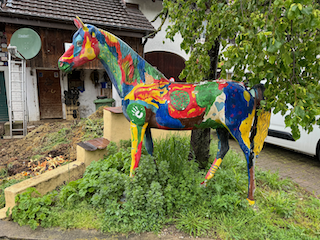 Ein Bild, das Säugetier, draußen, Pflanze, Baum enthält.

Automatisch generierte Beschreibung