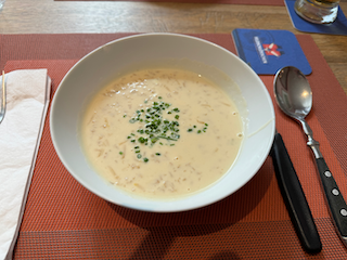 Ein Bild, das Teller, Essen, Geschirr, Suppe enthält.

Automatisch generierte Beschreibung