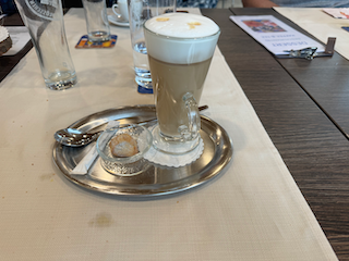 Ein Bild, das Tisch, Drink, Kaffee, Trinkgefäß enthält.

Automatisch generierte Beschreibung