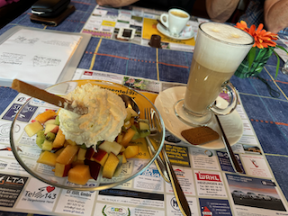 Ein Bild, das Tisch, Essen, Milchprodukte, Mahlzeit enthält.

Automatisch generierte Beschreibung