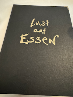 Ein Bild, das Buch, Handschrift, Text enthält.

Automatisch generierte Beschreibung