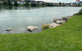 Ein Bild, das draußen, Gras, Himmel, Wasser enthält. Automatisch generierte Beschreibung