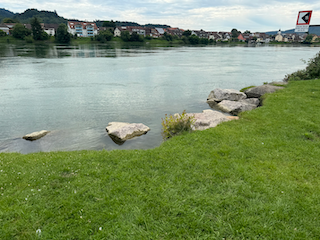 Ein Bild, das draußen, Gras, Himmel, Wasser enthält.

Automatisch generierte Beschreibung