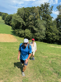 Ein Bild, das draußen, Gras, Person, Baum enthält.

Automatisch generierte Beschreibung