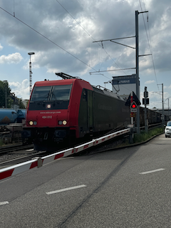 Ein Bild, das draußen, Himmel, Fahrzeug, Landfahrzeug enthält.

Automatisch generierte Beschreibung