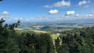 Ein Bild, das draußen, Wolke, Baum, Landschaft enthält. Automatisch generierte Beschreibung