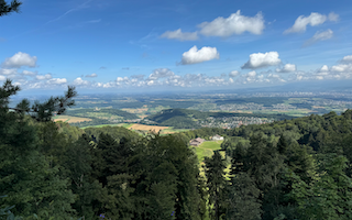 Ein Bild, das draußen, Wolke, Baum, Landschaft enthält. Automatisch generierte Beschreibung