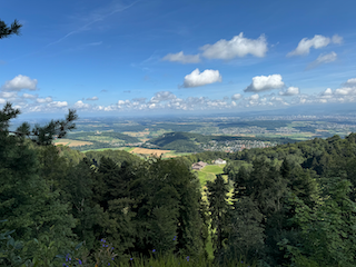 Ein Bild, das draußen, Wolke, Baum, Landschaft enthält.

Automatisch generierte Beschreibung