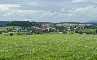 Ein Bild, das draußen, Wolke, Landschaft, Feld enthält. Automatisch generierte Beschreibung