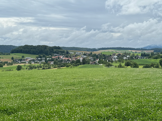 Ein Bild, das draußen, Wolke, Landschaft, Feld enthält.

Automatisch generierte Beschreibung