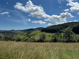 Ein Bild, das draußen, Wolke, Landschaft, Natur enthält.

Automatisch generierte Beschreibung