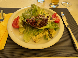 Ein Bild, das Essen, Platte, Geschirr, Im Haus enthält.

Automatisch generierte Beschreibung