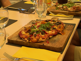 Ein Bild, das Essen, Tisch, Geschirr, Fastfood enthält.

Automatisch generierte Beschreibung