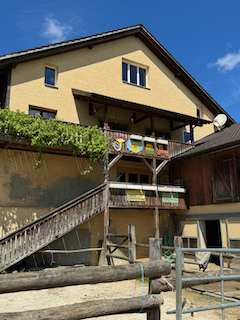 Ein Bild, das Gebäude, draußen, Wolke, Himmel enthält.

Automatisch generierte Beschreibung