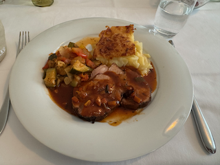 Ein Bild, das Geschirr, Platte, Essen, Küchenutensil enthält.

Automatisch generierte Beschreibung