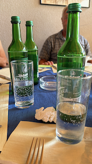 Ein Bild, das Im Haus, Flasche, Tisch, Glasflasche enthält.

Automatisch generierte Beschreibung