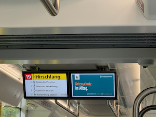 Ein Bild, das Text, Im Haus, Schild, U-Bahn enthält.

Automatisch generierte Beschreibung