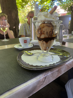 Ein Bild, das Tisch, Essen, Geschirr, Eiscreme enthält.

Automatisch generierte Beschreibung