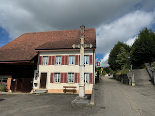 Ein Bild, das Wolke, draußen, Gebäude, Himmel enthält.

Automatisch generierte Beschreibung