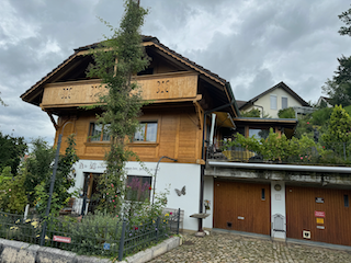 Ein Bild, das Wolke, draußen, Gebäude, Pflanze enthält.

Automatisch generierte Beschreibung