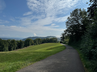 Ein Bild, das draußen, Gras, Wolke, Himmel enthält.

Automatisch generierte Beschreibung