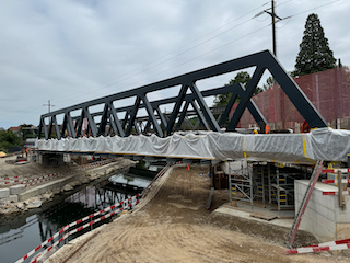 Ein Bild, das draußen, Himmel, Gebäude, Brücke enthält.

Automatisch generierte Beschreibung