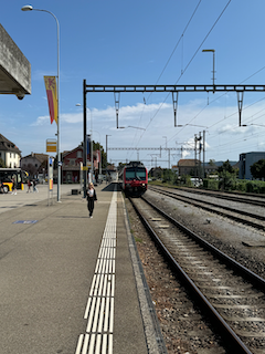 Ein Bild, das draußen, Himmel, Landfahrzeug, Bahn enthält.

Automatisch generierte Beschreibung