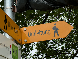 Ein Bild, das draußen, Text, Baum, Beschilderung enthält.

Automatisch generierte Beschreibung