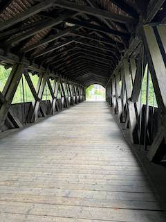 Ein Bild, das Gebäude, Brücke, draußen, Gelände enthält.

Automatisch generierte Beschreibung